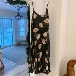 A New Day Women’s MIDI Dress Size Medium.